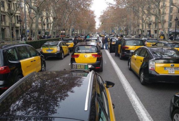 Határozatlan idejű sztrájkba léptek a barcelonai taxisok