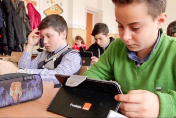 Az összes iskolásnak táblagépet ígért a tanügyminiszter