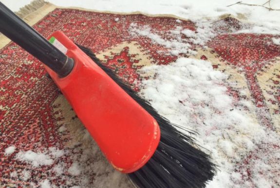 Hóval is tisztíthatja a szőnyeget