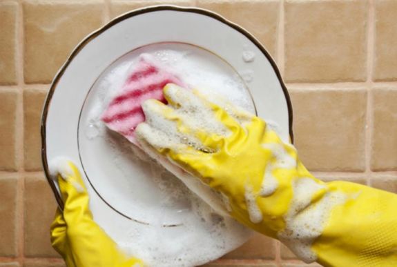 Ezért érdemes gumikesztyűben mosogatni