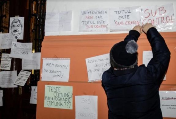 Elegük lett: több száz diák tüntetett a MOGYE előtt