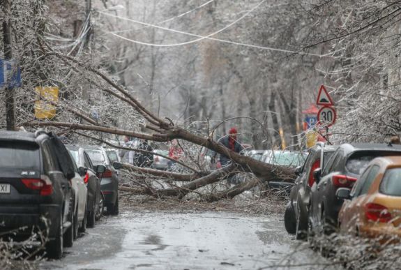 Tizenhat megyét és Bukarestet sújtotta szombaton a rossz idő 