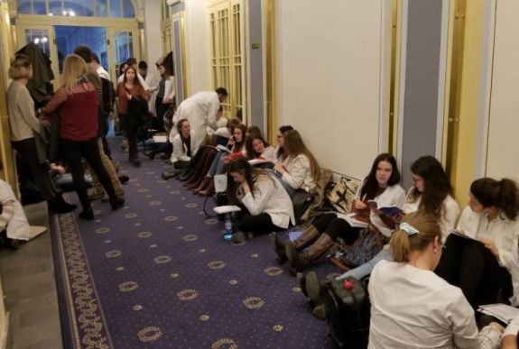 FRISSÍTVE - Eredménytelenül zárultak a tárgyalások a MOGYE magyar diákjainak helyzetéről