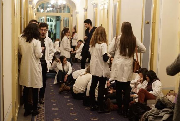 MOGYE-ügy diákszemmel: „Tanulni akarunk ezen az egyetemen, de nem ilyen feltételek között”