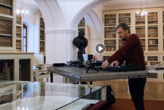 Így szól, amikor egy DJ-t beengednek a Teleki Téka évszázados falai közé