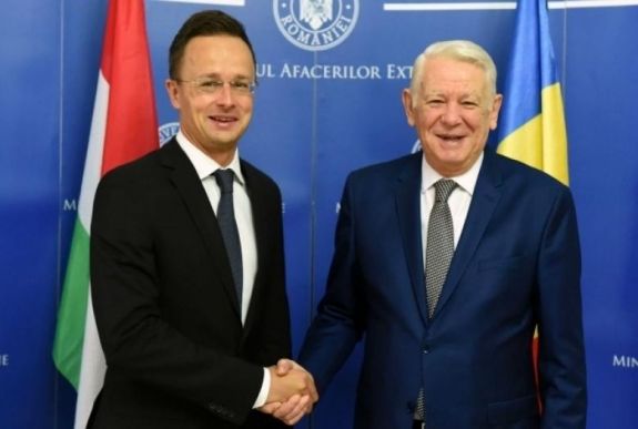 Szijjártó Bukarestben: Budapest anyagilag támogatná a MOGYE magyar karának működését