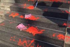 Piros festéket öntöttek az igazságügyi minisztérium lépcsőire