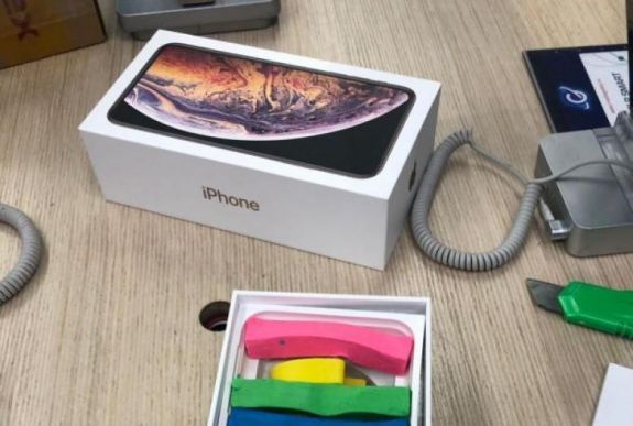 Nem hitt a szemének, amikor kinyitotta a 6800 lejes iPhone dobozát