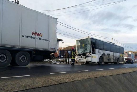 Autóbusz ütközött nyergesvontatóval az E60-as országúton