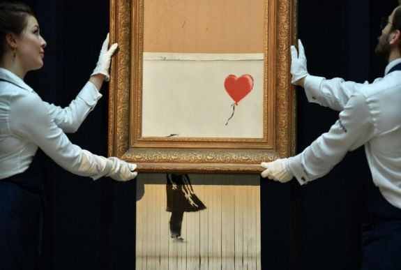 Kiállították az önmegsemmisítő Banksy-művet, de előtte direkt elrontották