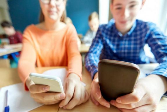A tanügyminiszter nem támogatja a mobiltelefonok betiltását az iskolákban 