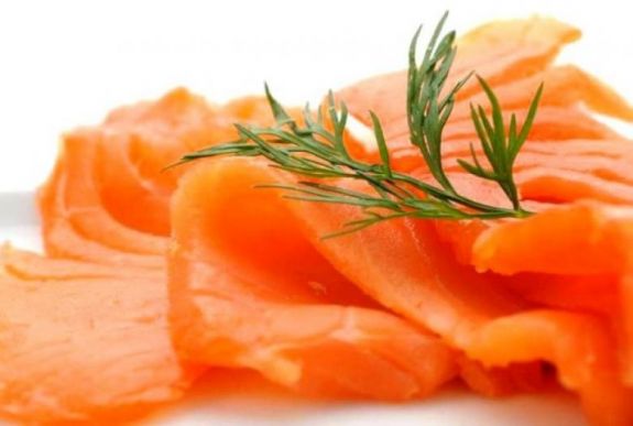 Fertőzött füstölt lazacot hív vissza az Auchan üzletlánc