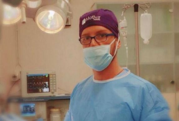 Egyre cifrább: álügyvéd segítette csalni a lebukott álsebészt