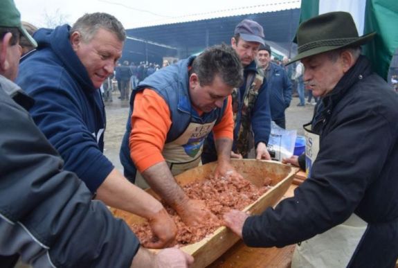 Kolbászból volt még a kerítés is – a Partium legnagyobb böllérversenyén jártunk
