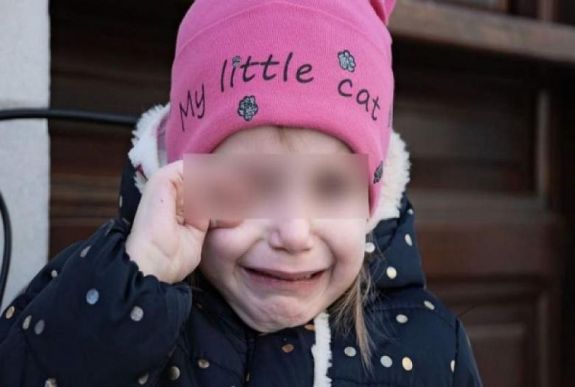 FRISSÍTVE - Megszólalt a diszkriminációellenes tanács a „szem elől eltüntetett” autista kislány ügyében