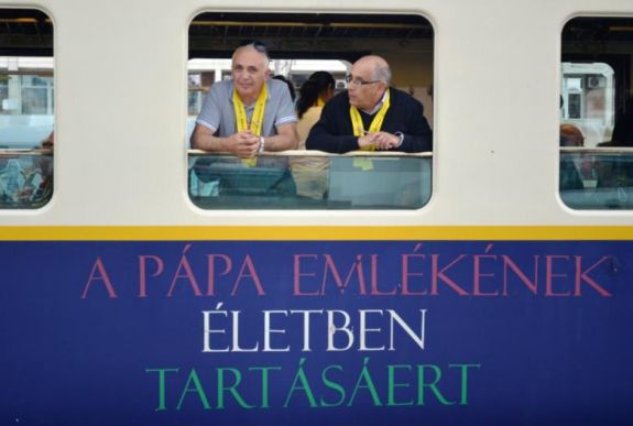 Belföldi zarándokvonat is indulhat a csíksomlyói pápai misére 