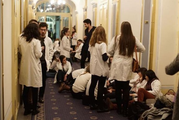 Veszélyben van több száz diák vizsgaeredménye a MOGYE-n