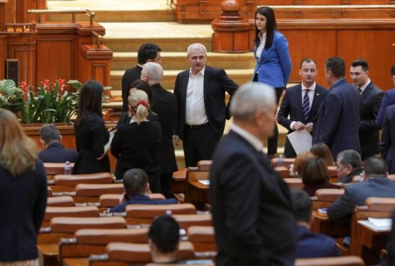 FRISSÍTVE - Megszavazták a költségvetést: a deficit növeléséből fedezik a „gyerekpénz” megkétszerezését