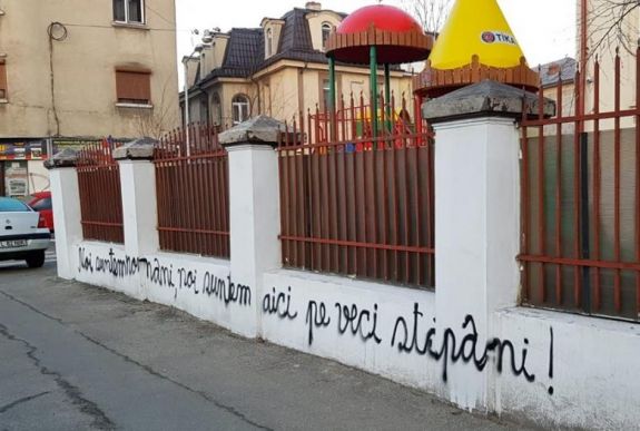 FRISSÍTVE - Román nacionalista üzenetek jelentek meg a bukaresti magyar iskola kerítésén 