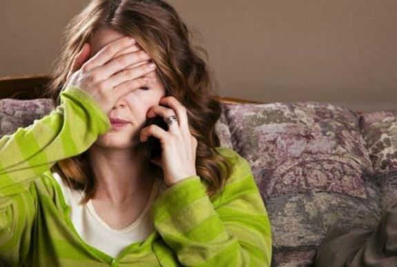 Családon belüli erőszak: a segélyvonal feltüntetésére köteleznék a médiaorgánumokat