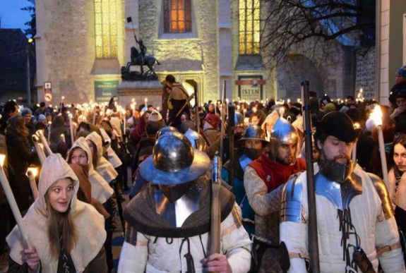 Fáklyás felvonulással és történelmi karnevállal köszöntik Mátyás királyt Kolozsváron