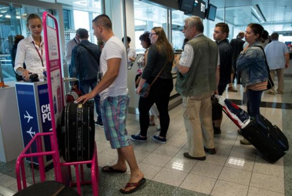 Megbírságolták a Ryanairt és Wizz Air-t a fizetős kézipoggyász miatt