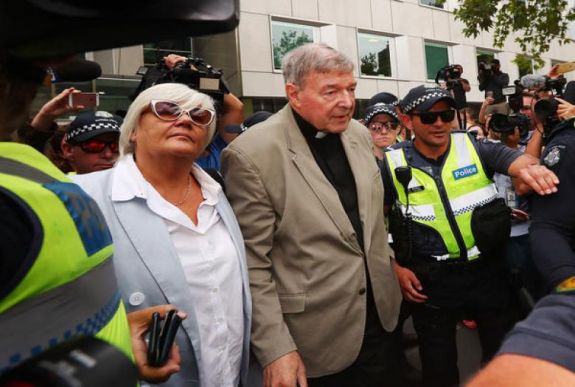 Bűnösnek találták a Vatikán korábbi kincstárnokát