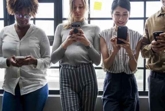 Zacher Gábor Csíkszeredában: a Facebook a drog hatásához hasonló megszállottságot okoz