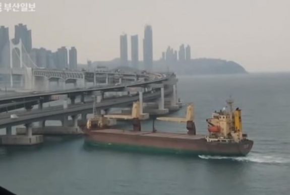 Ittas kapitány miatt hajtott a kikötő hídjába egy teherhajó