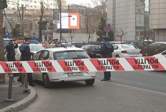 Fenyegető telefonhívás miatt kiürítettek Bukarestben három ingatlant