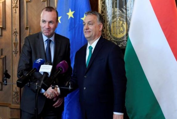 Manfred Weber bocsánatkérésre és a plakátkampány leállítására szólította Orbán Viktort