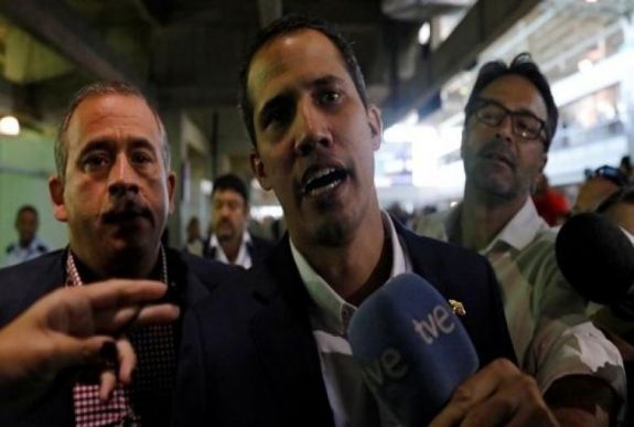 Visszatért Venezuelába az önjelölt elnök