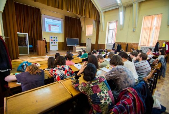 Fontos, de nem elég az oktatás a hátrányos helyzetű gyerekek felzárkóztatásához