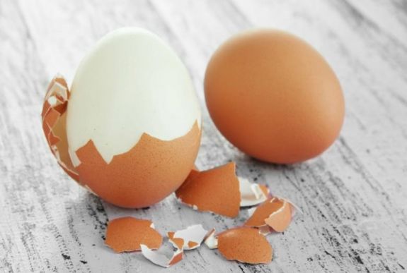 Villámgyors technika a főtt tojás pucolására