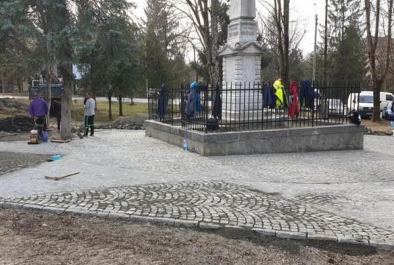 Oktogonná alakították a székely vértanúk emlékműve körül kirakott csillagot Marosvásárhelyen 