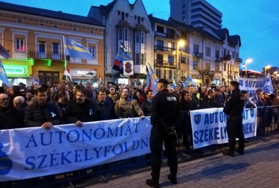 „Itthon vagyunk!”  – Székelyföld autonómiájáért tüntettek Marosvásárhelyen