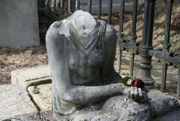 „Lefejeztek” egy nőalakot ábrázoló szobrot a Házsongárdi temetőben