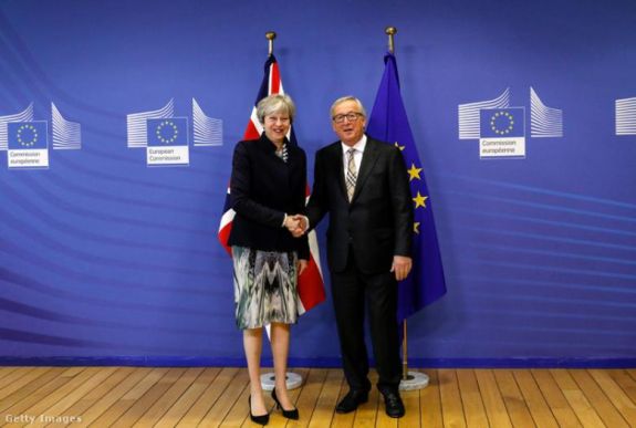 Áttörés a Brexitben: Juncker és May jogilag kötelező erejű biztosítékokban egyezett meg