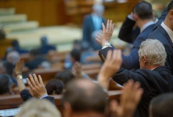 Változatlan formában küldi vissza a parlament az államfőnek a költségvetést