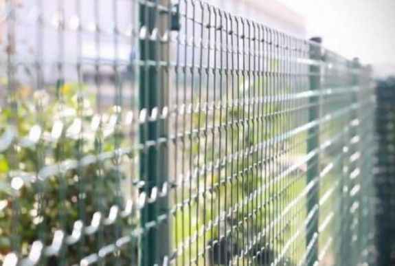 Elektromos kerítéssel védekeznek a medvék ellen Csíkszeredában