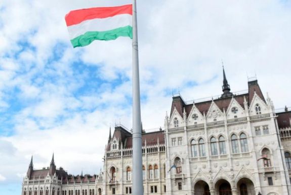 Felvonták a nemzeti lobogót az Országház előtt