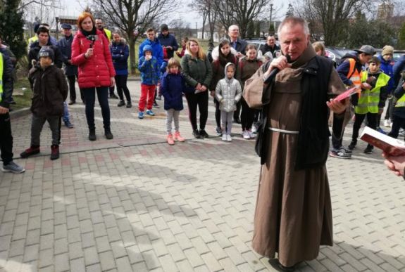 Március 15.: Világosra zarándokolnak Böjte atya gyermekei