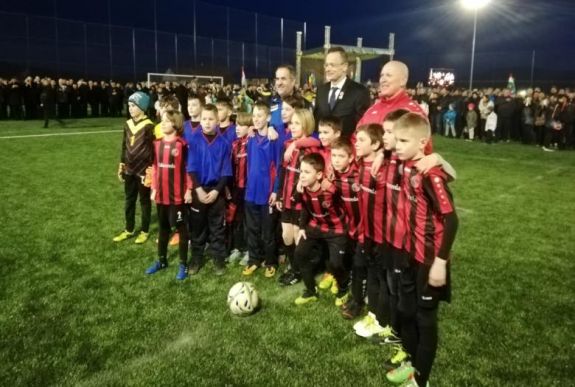 Nyárádszeredában adott át futballpályát Szijjártó Péter