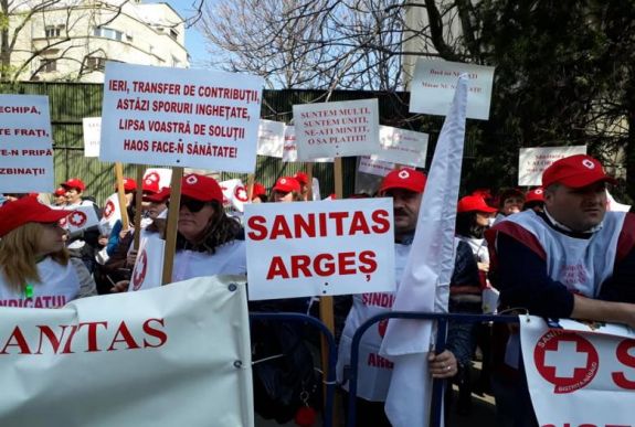 A Sanitas több mint 150 tagja tüntet a munkaügyi minisztérium székhelye előtt