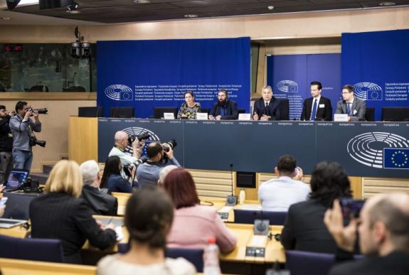 Reakciók a Fidesz néppárti tagságának felfüggesztése után