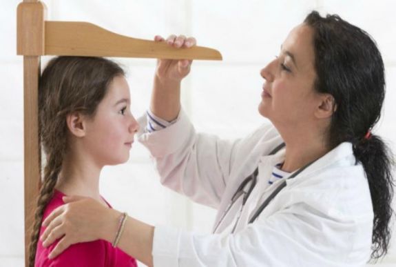 Szakértő: krónikus betegséget is jelezhet a növekedés lelassulása