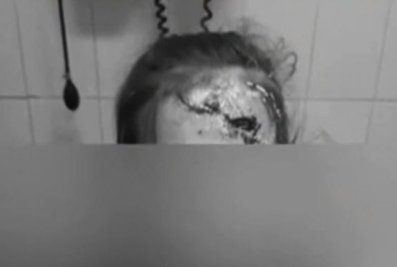 Kétszer is fejbe dobta paradicsomkonzervvel a 6 éves kislányt