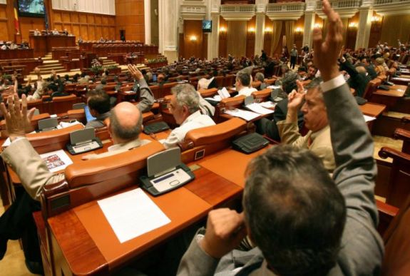 Elvetette a szenátus az alkotmányellenesnek minősített közigazgatási törvénykönyvet