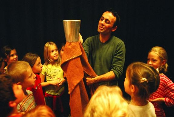 Színházi „kerekasztalhoz” várják a kolozsvári kisiskolásokat