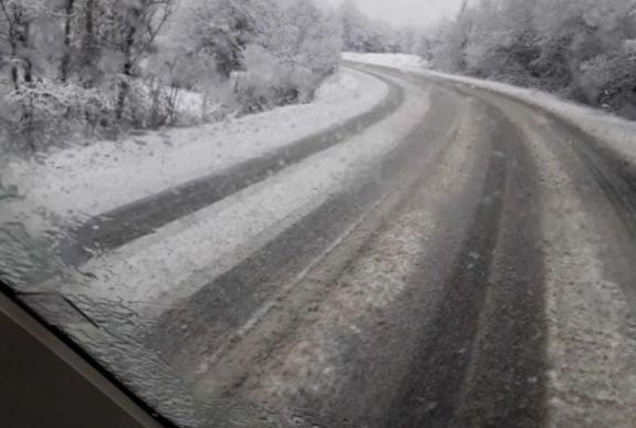 Nem vicc: ilyenek az útviszonyok március végén Romániában